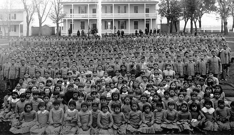 A group of hundreds of Native American children posed in front of the Carlisle school.