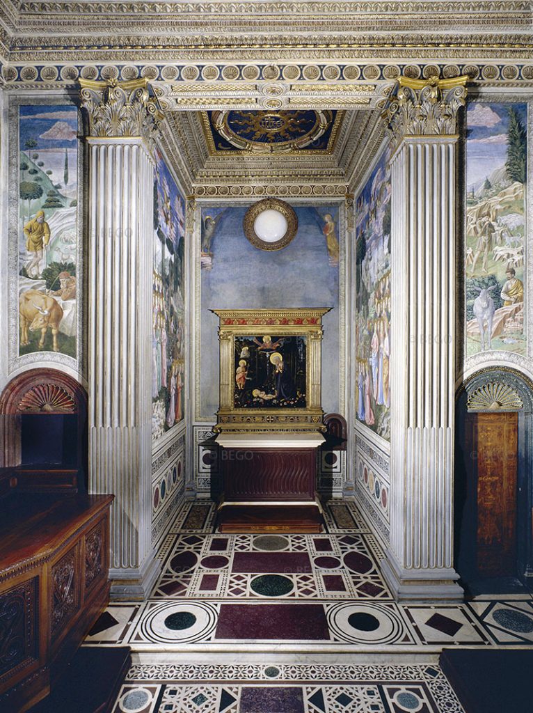 Benozzo Gozzoli, looking towards the apse and Fra Filippo Lippi’s altarpiece, Magi Chapel, Medici Palace (photo: Беноцо Гоцоли, CC 3.0)
