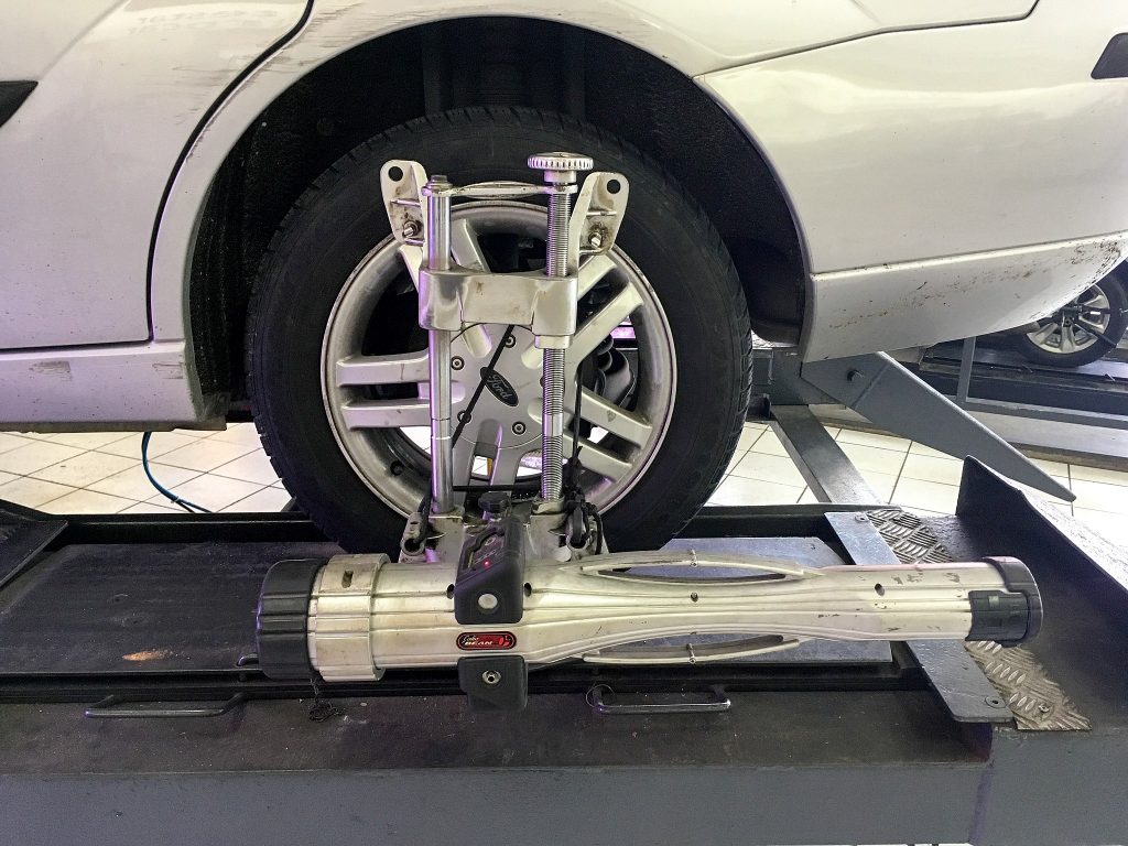 Wheel alignment of a Ford Focus sedan
