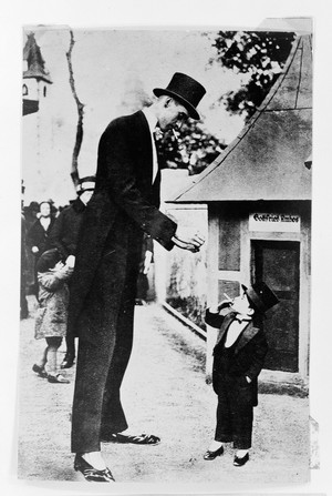 Photograph from 1927 showing a giant and a dwarf.